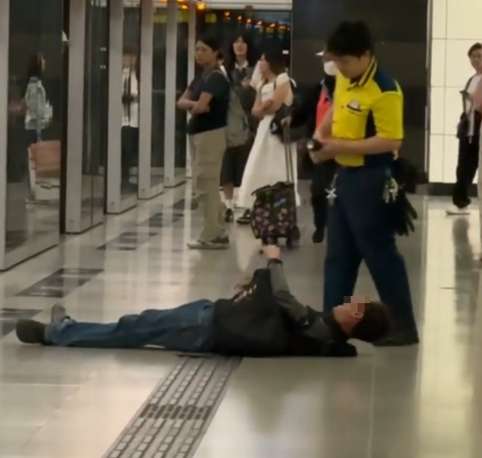 港鐵東鐵綫列車停在金鐘站月台時,一名大年大叔阻擋車門關閉,職員到場處理,期間車內有人疑一腳把大叔推出跌到月台。大叔倒地後表示要報警,及後一名男乘客下車與職員及大叔處理事件(Threads)