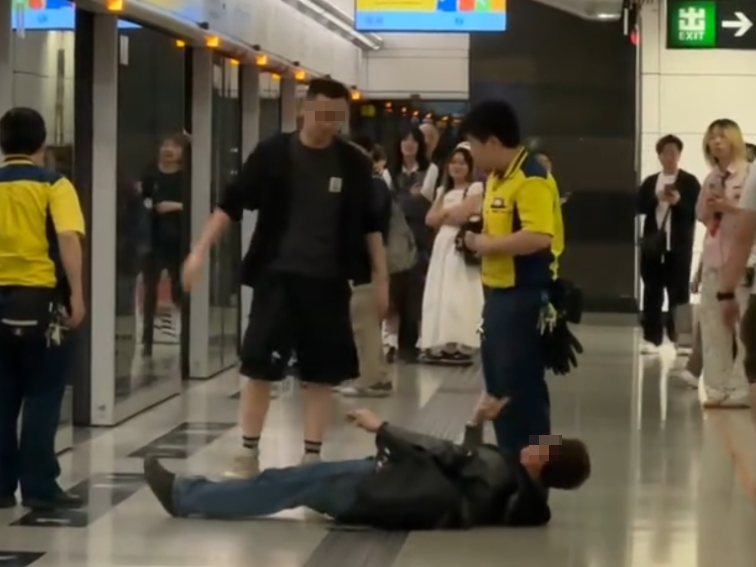 港鐵東鐵綫列車停在金鐘站月台時,一名大年大叔阻擋車門關閉,職員到場處理,期間車內有人疑一腳把大叔推出跌到月台。大叔倒地後表示要報警,及後一名男乘客下車與職員及大叔處理事件(Threads)