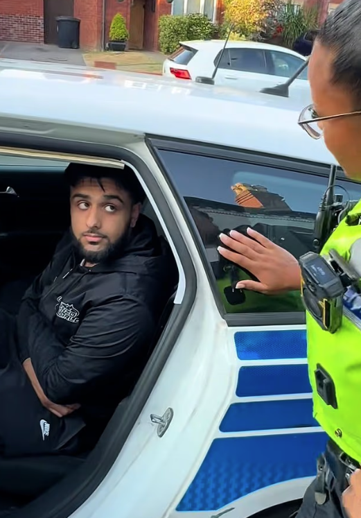 另一女警則質問一名男子為何他賣的炸雞那麼好吃,男子不答後她隨即關上警車門,將他困住。(互聯網)