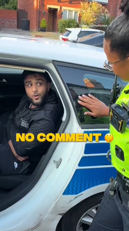 另一女警則質問一名男子為何他賣的炸雞那麼好吃,男子不答後她隨即關上警車門,將他困住。(互聯網)