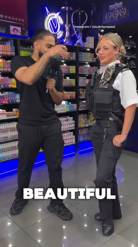 電子煙店店東大讚女警「靚女」,女警則說警署「個個都只幫襯這店」。(互聯網)