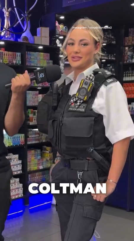 電子煙店店東大讚女警「靚女」,女警則說警署「個個都只幫襯這店」。(互聯網)