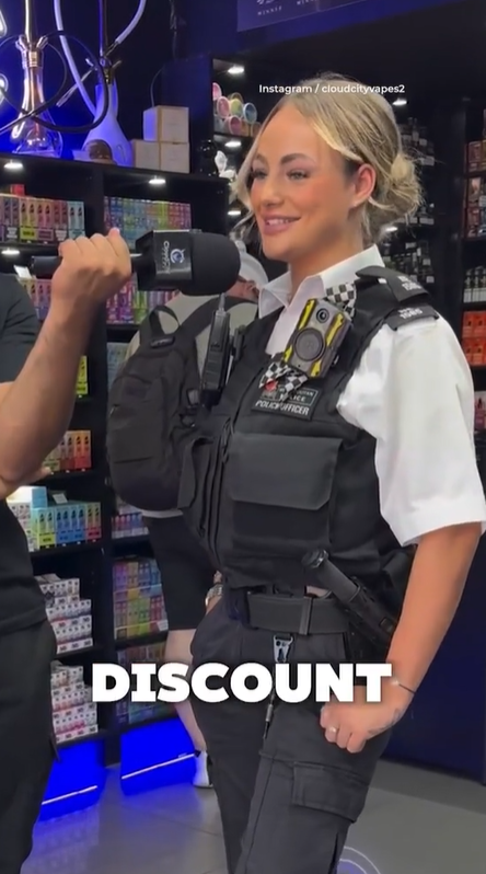 電子煙店店東大讚女警「靚女」,女警則說警署「個個都只幫襯這店」。(互聯網)