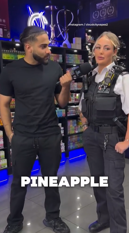 電子煙店店東大讚女警「靚女」,女警則說警署「個個都只幫襯這店」。(互聯網)