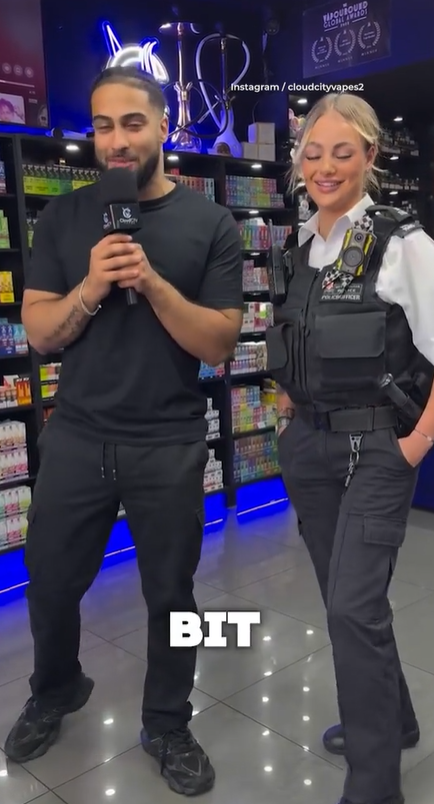 電子煙店店東大讚女警「靚女」,女警則說警署「個個都只幫襯這店」。(互聯網)