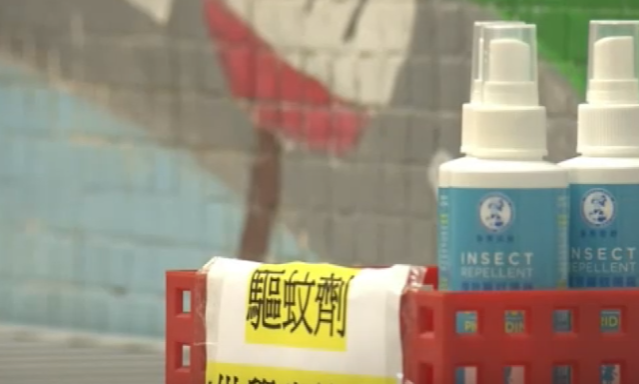 禮賢會恩慈學校今日照常上課,學生進入學校前,有教師為他們噴蚊怕水、塗抹蚊膏和度體溫。(now新聞台畫面)