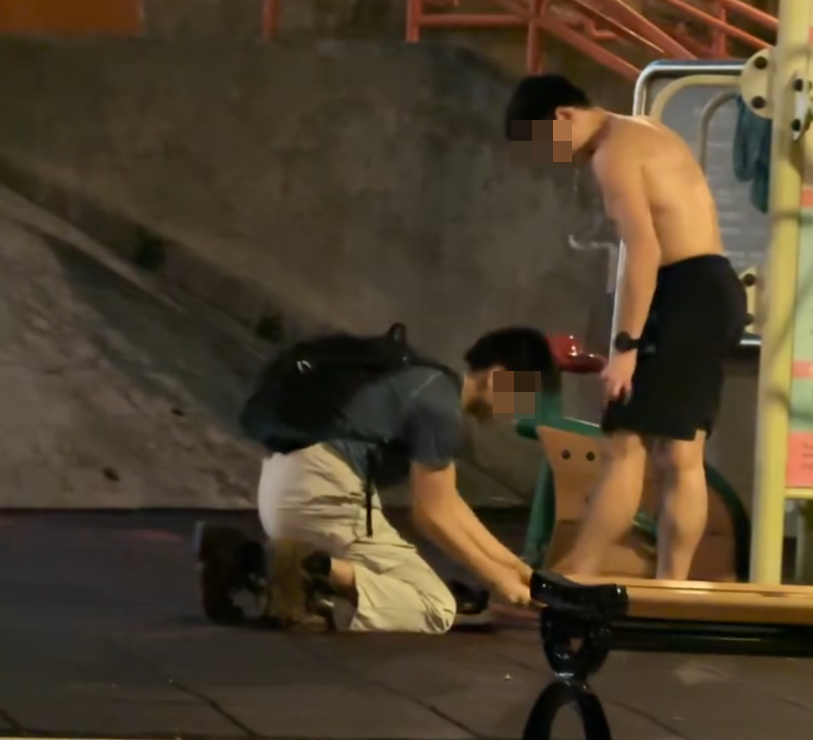 網民發帖表示在葵涌遇到一名「怪男」,先問途人「著幾號鞋」,之後做出一些怪異舉動,其行為被拍下。(Threads)