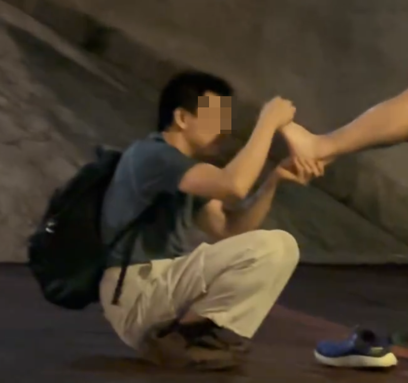 網民發帖表示在葵涌遇到一名「怪男」,先問途人「著幾號鞋」,之後做出一些怪異舉動,其行為被拍下。(Threads)