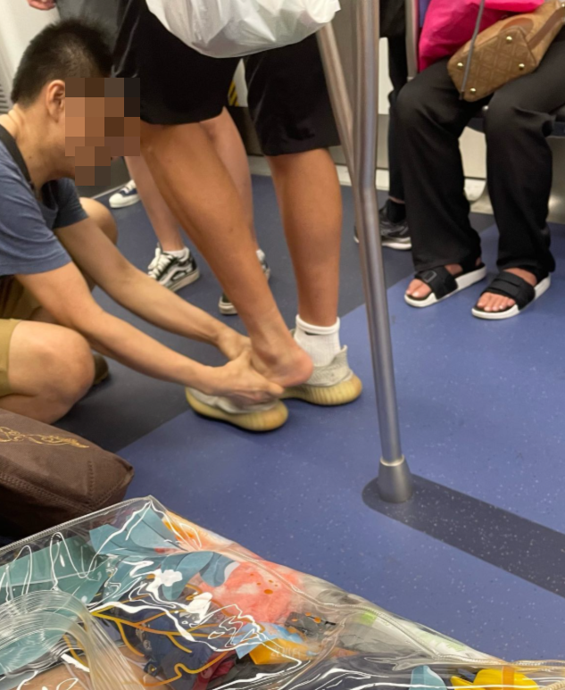 有人轉發2024年舊帖文,當時有人於港鐵目擊「有個呀叔無啦啦除一個後生仔隻鞋,話想睇吓佢隻腳有幾大咁 個阿叔摸完佢隻腳就走咗成件事唔夠20秒」。(Threads)