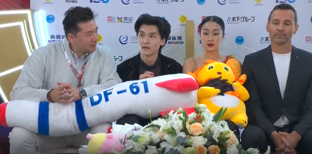 中國盃花樣滑冰大獎賽冰舞賽上周六(25日)於重慶舉行,賽後中國組合任俊霏、邢珈寧在等候分區成績期間,一度拿起觀眾拋入場內、標有「DF-61」字樣的東風61型導彈造型毛絨公仔,並做出模擬飛行動作(影片截圖)