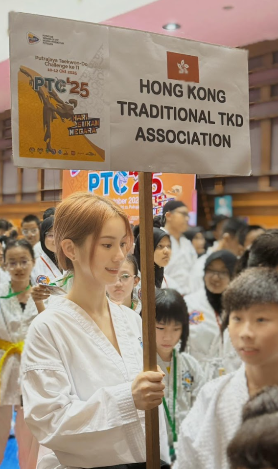 根據新聞稿稱鄧月平「代表香港出戰馬來西亞跆拳道比賽勇奪銅牌 為港爭光」,是由一個名為「中國香港傳統跆拳道總會」的組織帶隊,參加在馬來西亞布城舉行的第十一屆布城跆拳道挑戰賽2025。