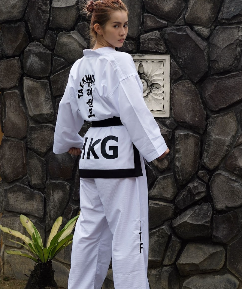 根據新聞稿稱鄧月平「代表香港出戰馬來西亞跆拳道比賽勇奪銅牌 為港爭光」,是由一個名為「中國香港傳統跆拳道總會」的組織帶隊,參加在馬來西亞布城舉行的第十一屆布城跆拳道挑戰賽2025。