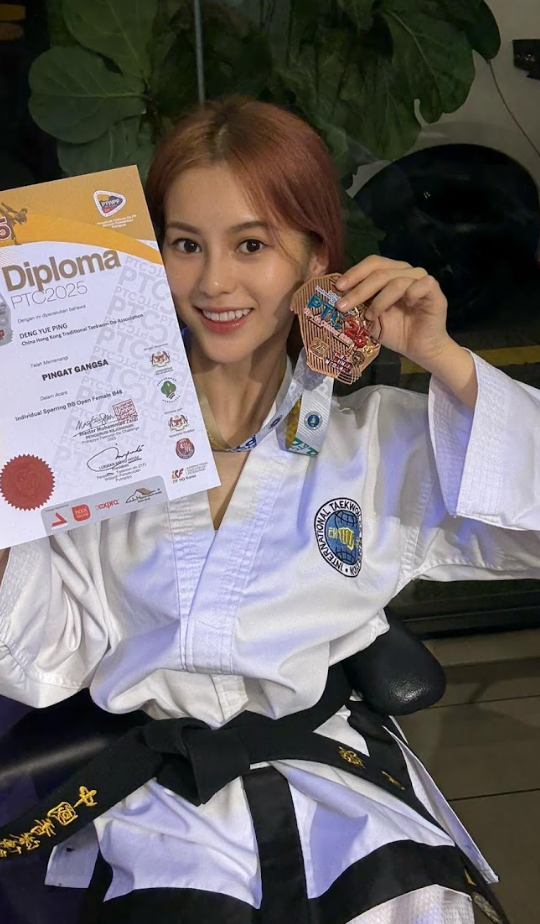 根據新聞稿稱鄧月平「代表香港出戰馬來西亞跆拳道比賽勇奪銅牌 為港爭光」,是由一個名為「中國香港傳統跆拳道總會」的組織帶隊,參加在馬來西亞布城舉行的第十一屆布城跆拳道挑戰賽2025。