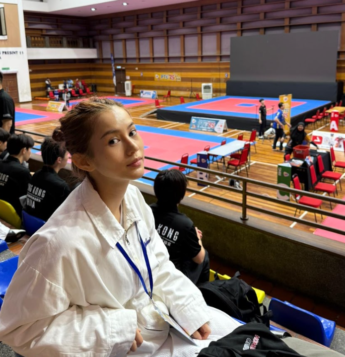 根據新聞稿稱鄧月平「代表香港出戰馬來西亞跆拳道比賽勇奪銅牌 為港爭光」,是由一個名為「中國香港傳統跆拳道總會」的組織帶隊,參加在馬來西亞布城舉行的第十一屆布城跆拳道挑戰賽2025。