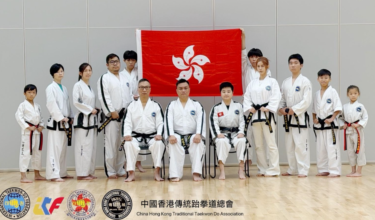 根據新聞稿稱鄧月平「代表香港出戰馬來西亞跆拳道比賽勇奪銅牌 為港爭光」,是由一個名為「中國香港傳統跆拳道總會」的組織帶隊,參加在馬來西亞布城舉行的第十一屆布城跆拳道挑戰賽2025。