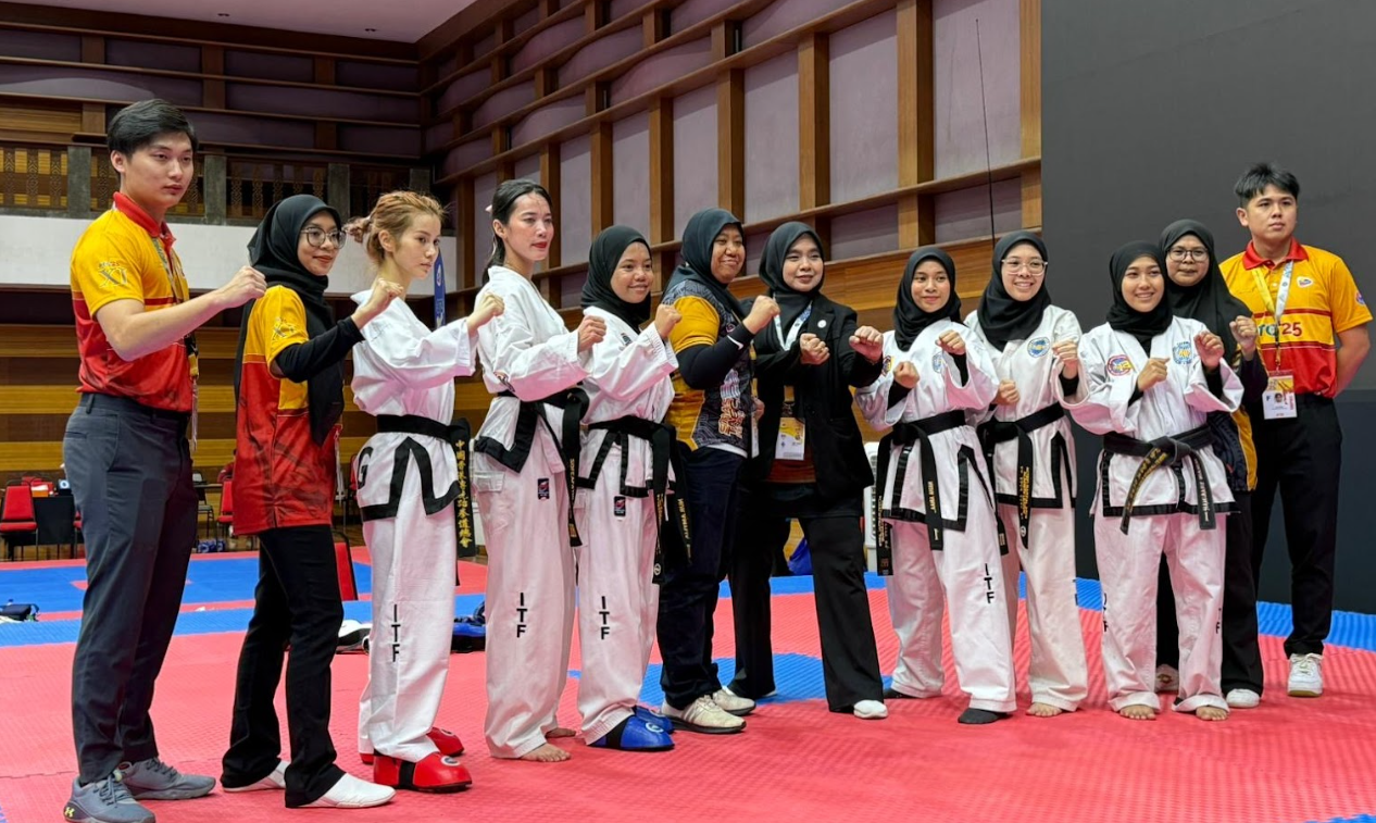 根據新聞稿稱鄧月平「代表香港出戰馬來西亞跆拳道比賽勇奪銅牌 為港爭光」,是由一個名為「中國香港傳統跆拳道總會」的組織帶隊,參加在馬來西亞布城舉行的第十一屆布城跆拳道挑戰賽2025。