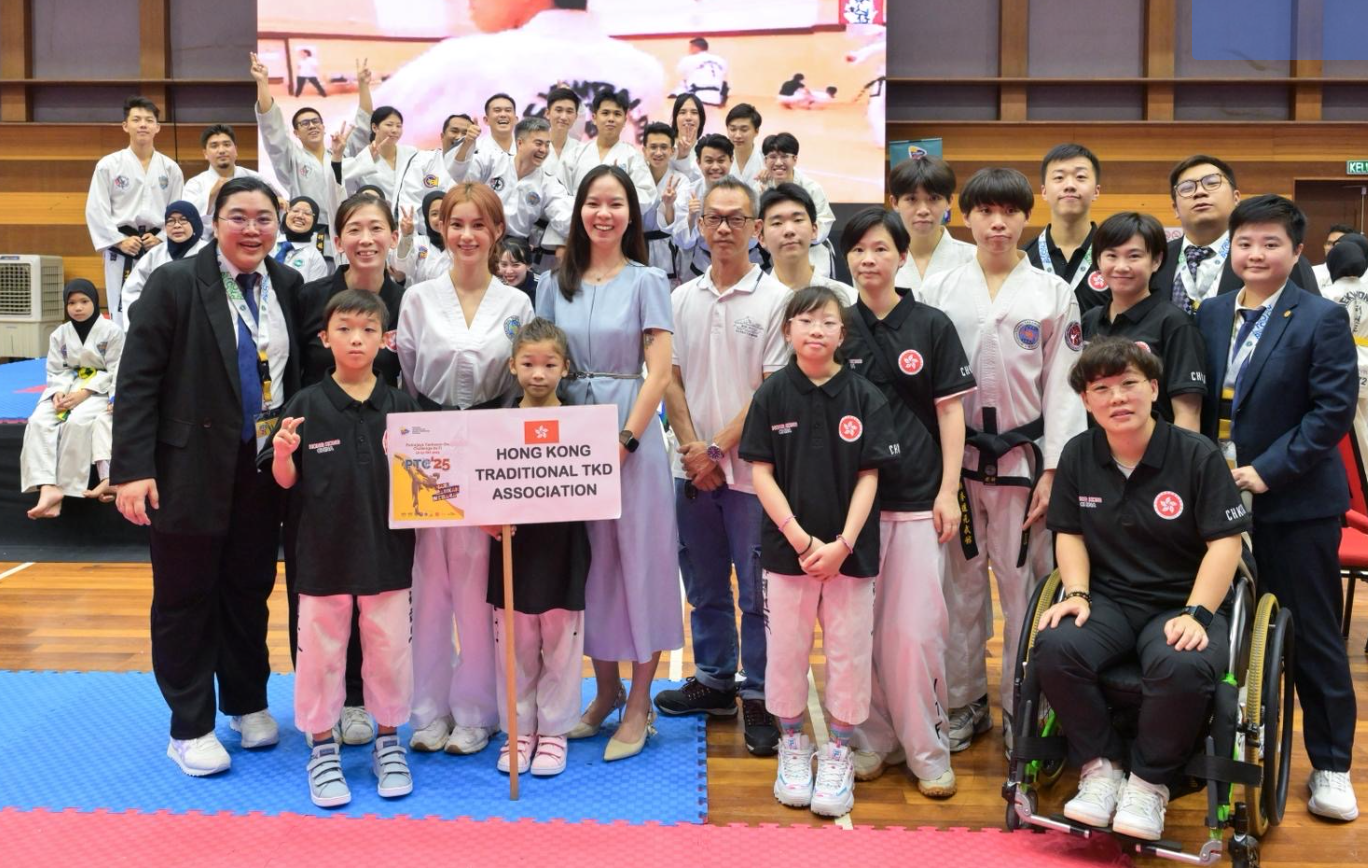 根據新聞稿稱鄧月平「代表香港出戰馬來西亞跆拳道比賽勇奪銅牌 為港爭光」,是由一個名為「中國香港傳統跆拳道總會」的組織帶隊,參加在馬來西亞布城舉行的第十一屆布城跆拳道挑戰賽2025。