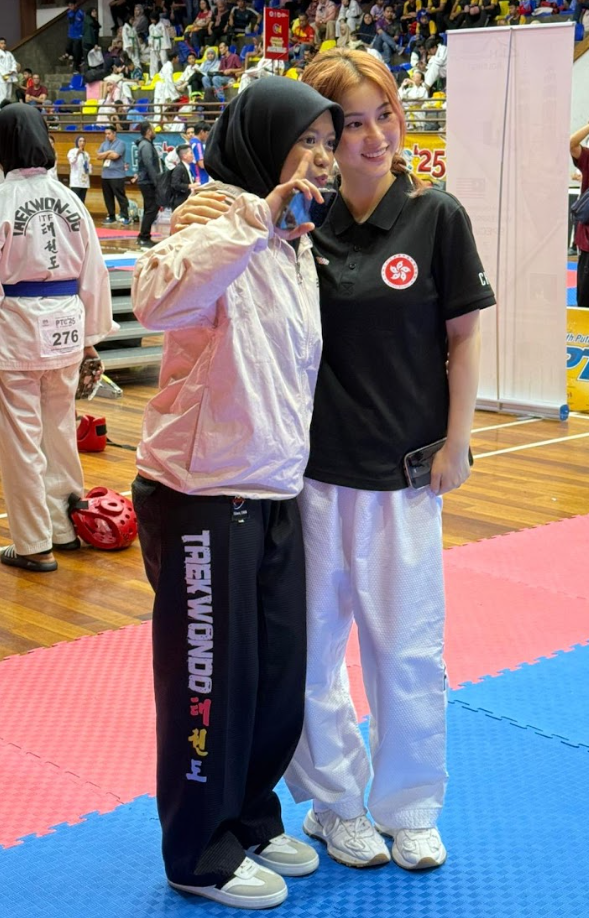 根據新聞稿稱鄧月平「代表香港出戰馬來西亞跆拳道比賽勇奪銅牌 為港爭光」,是由一個名為「中國香港傳統跆拳道總會」的組織帶隊,參加在馬來西亞布城舉行的第十一屆布城跆拳道挑戰賽2025。