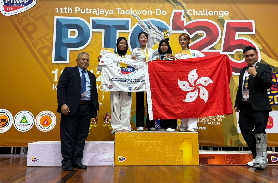 根據新聞稿稱鄧月平「代表香港出戰馬來西亞跆拳道比賽勇奪銅牌 為港爭光」,是由一個名為「中國香港傳統跆拳道總會」的組織帶隊,參加在馬來西亞布城舉行的第十一屆布城跆拳道挑戰賽2025。