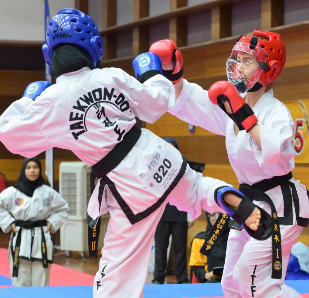 根據新聞稿稱鄧月平「代表香港出戰馬來西亞跆拳道比賽勇奪銅牌 為港爭光」,是由一個名為「中國香港傳統跆拳道總會」的組織帶隊,參加在馬來西亞布城舉行的第十一屆布城跆拳道挑戰賽2025。