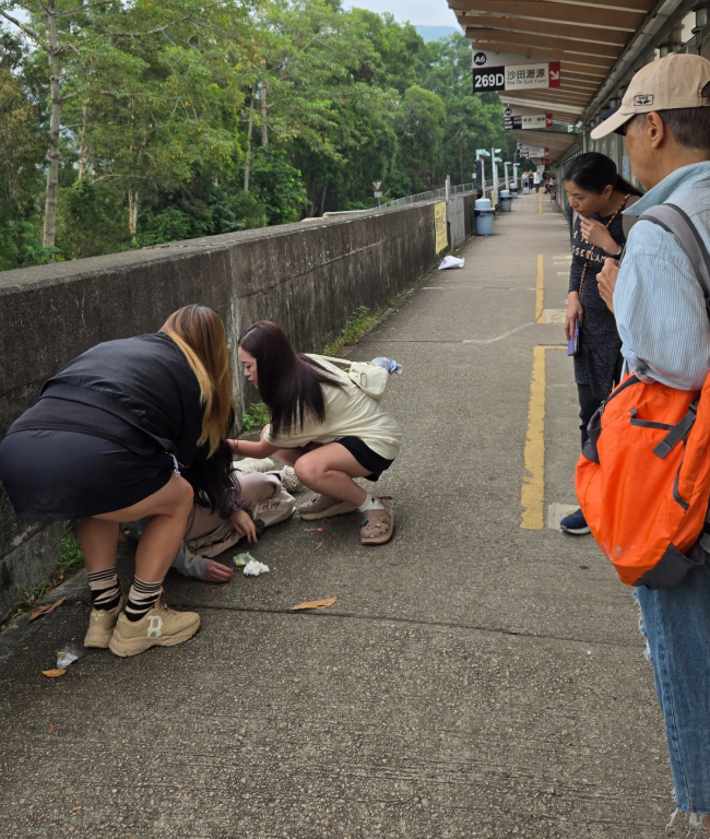 近日有男網民發帖,稱在大欖隧道轉車站遇到有一名女士暈倒,現場候車乘客紛上前協助,他負責報警,有人上前扶起暈倒女士及陪伴對方等候救護員。(Threads)