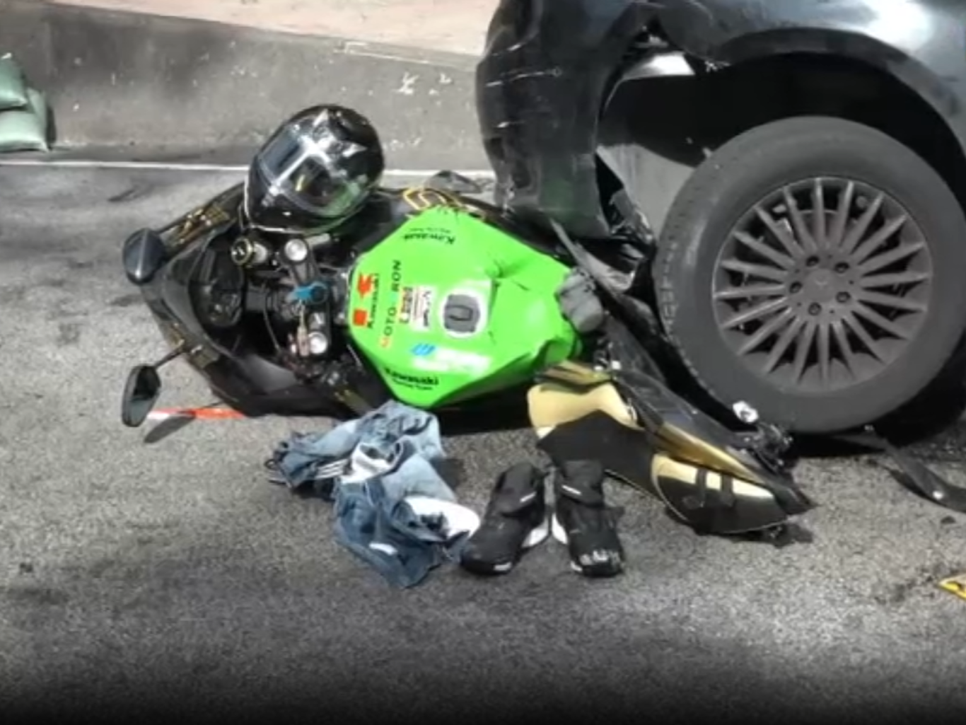 碎片及物品散落一地。(now新聞截圖)