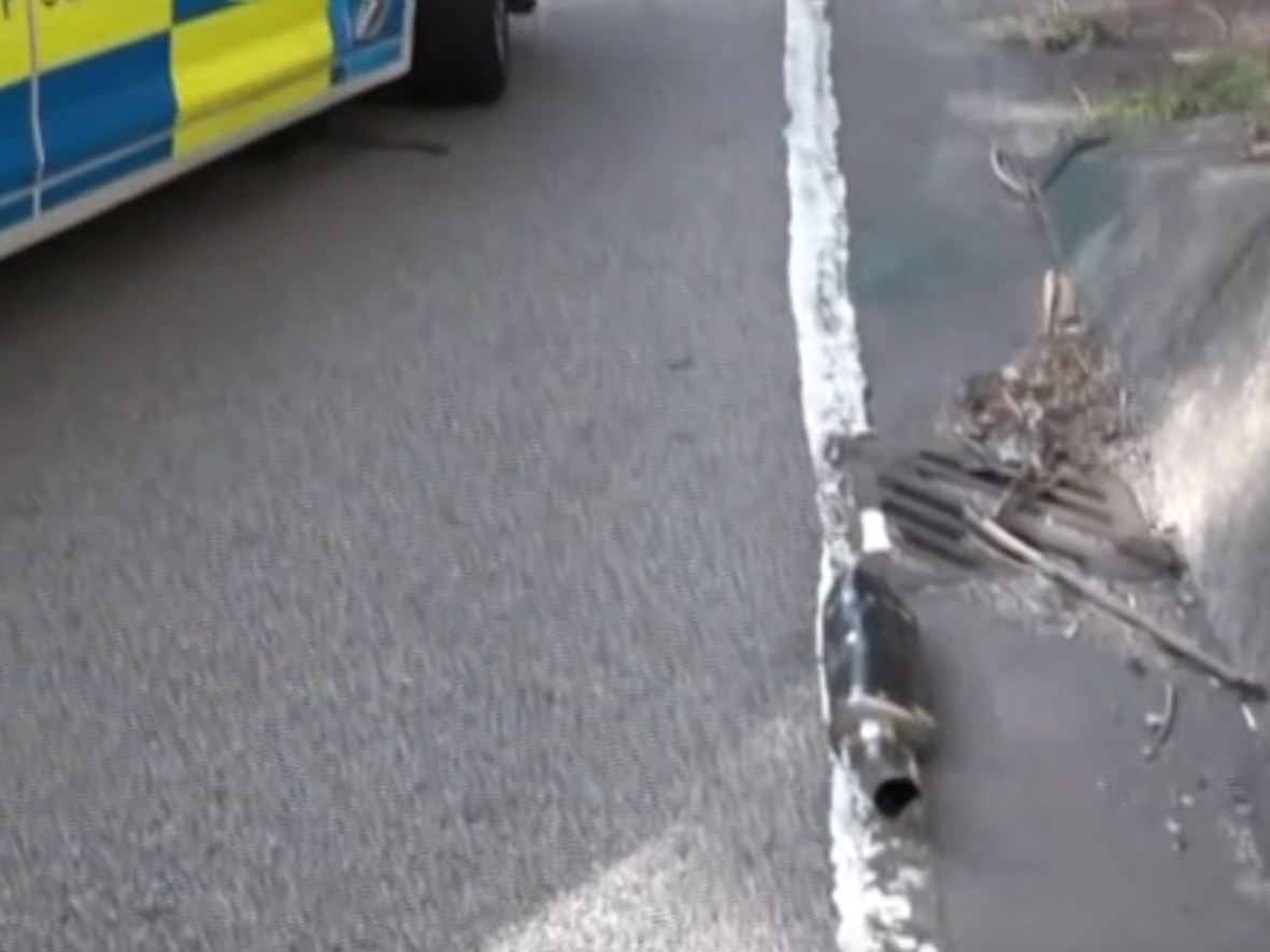 連翔道貨van電單車相撞。(now新聞截圖)