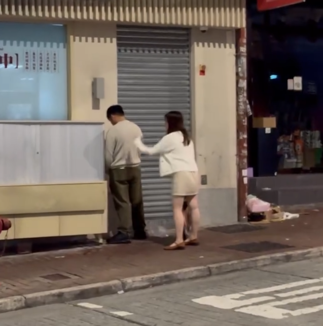社交平台有網民發帖,指一名缺德男子在中環擺花街一間食肆前涉隨地小便,並有一名女伴把風。女子發現樓主偷拍後,立即拍男子背部提醒。(Threads)