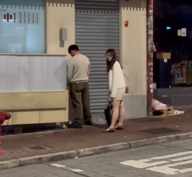 社交平台有網民發帖,指一名缺德男子在中環擺花街一間食肆前涉隨地小便,並有一名女伴把風。女子發現樓主偷拍後,立即拍男子背部提醒。(Threads)