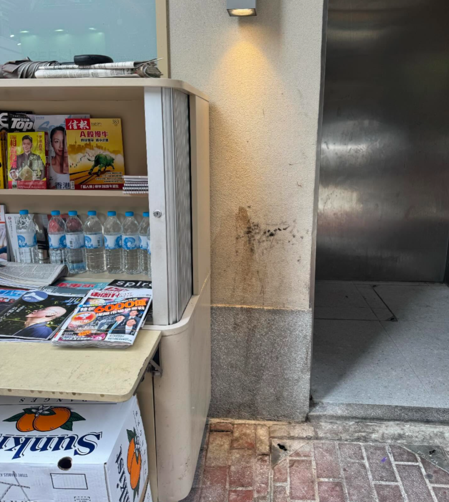 到當日下午樓主再發帖文,為事發現場照片,男子小便的位置牆壁上有污漬,未知是否為尿漬。(Threads)