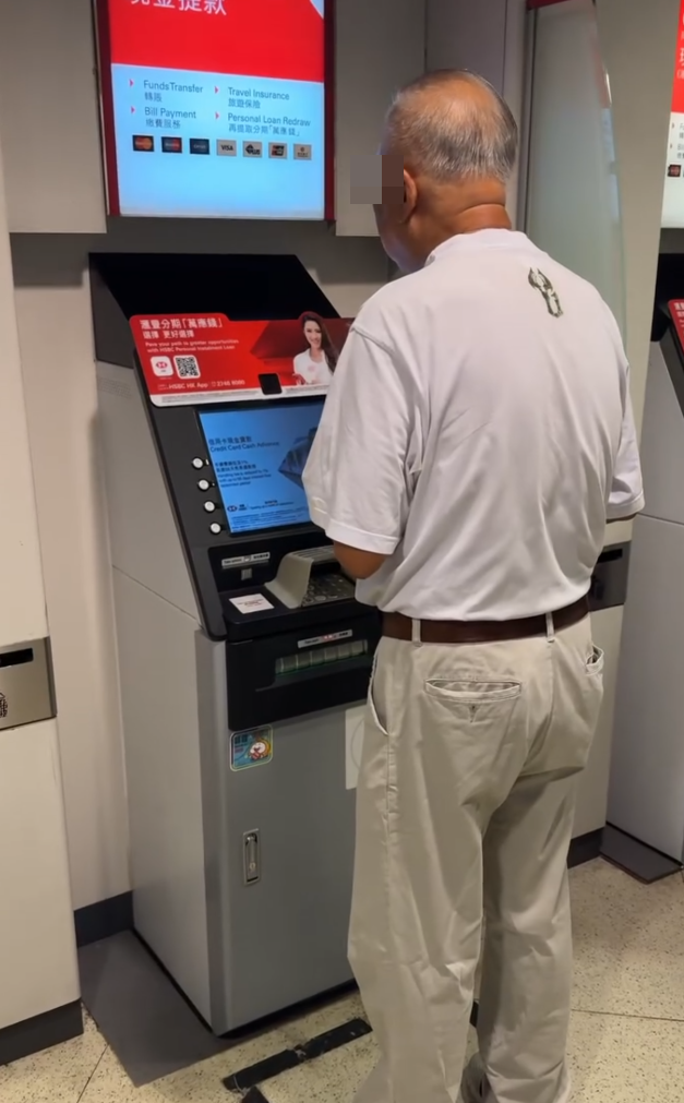 有港男目睹一位長者在銀行提款機前疑遇上電話詐騙,更險被不法分子誘導轉帳金錢,決定出聲制止,直言「好彩阿伯全程開speaker,如果唔係今鋪真係銀行存款等於零」。(Threads)