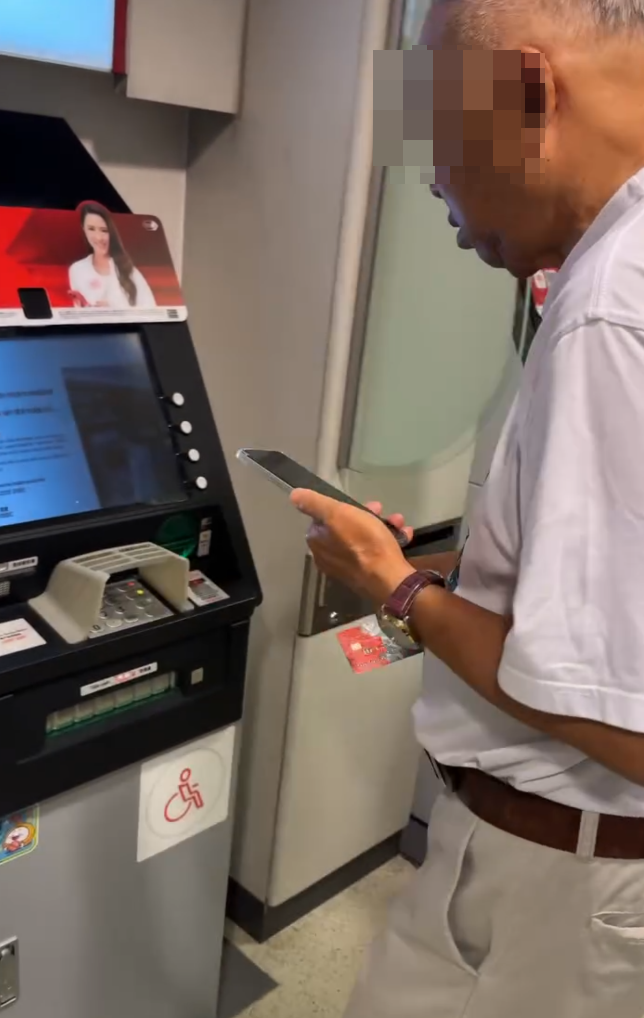 有港男目睹一位長者在銀行提款機前疑遇上電話詐騙,更險被不法分子誘導轉帳金錢,決定出聲制止,直言「好彩阿伯全程開speaker,如果唔係今鋪真係銀行存款等於零」。(Threads)