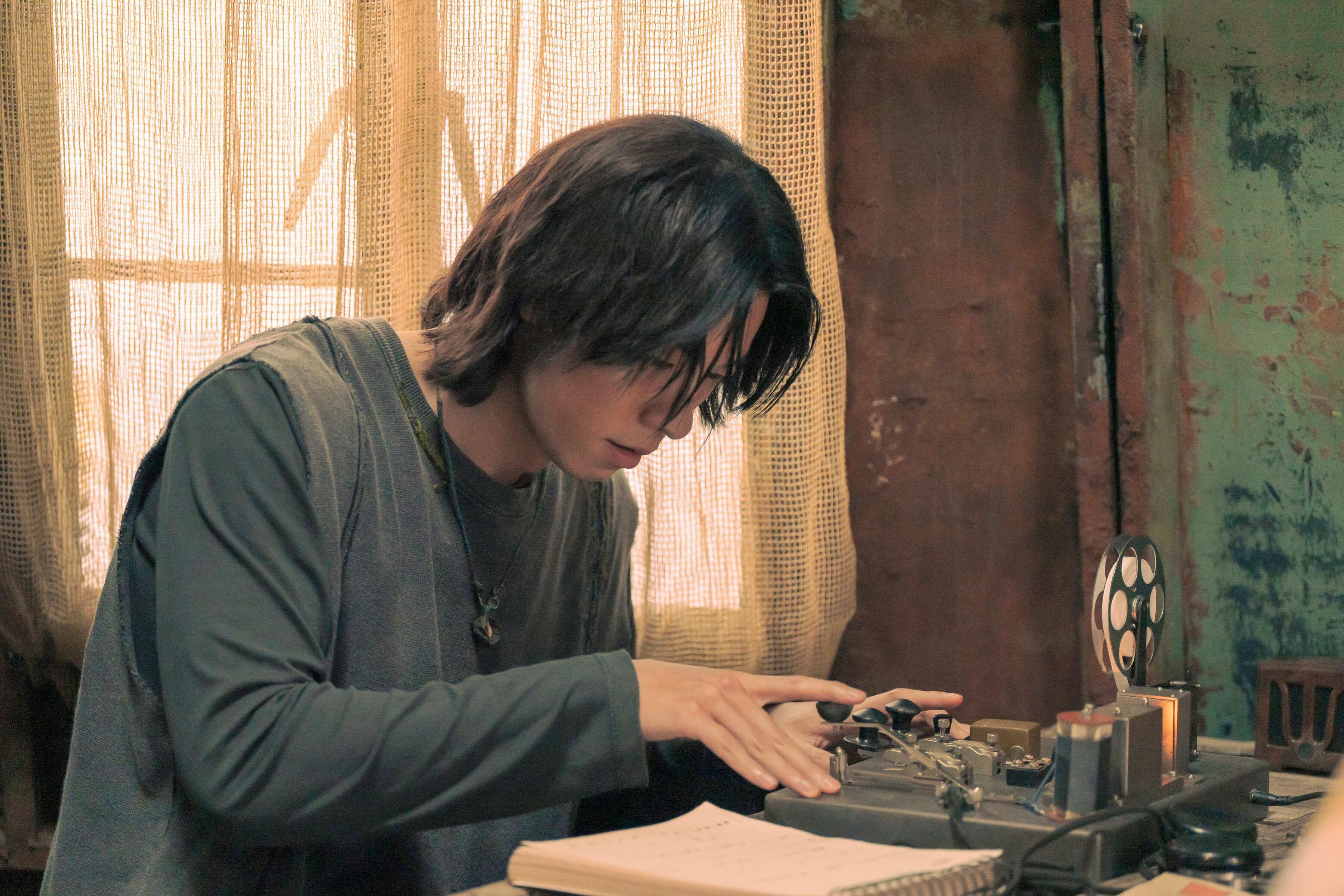 許光漢在《他年她日》有不同的長髮造型。