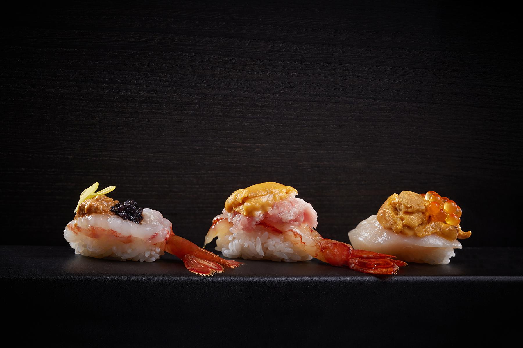 遊・三味盛($258)有帆立貝三層(北海道海膽、帆立貝、三文魚籽)、赤蝦三層(北海道海膽、原隻赤蝦醬油漬、碎吞拿魚腩)及牡丹蝦三層(北海道牡丹蝦、燒蝦膏、黑魚子)。