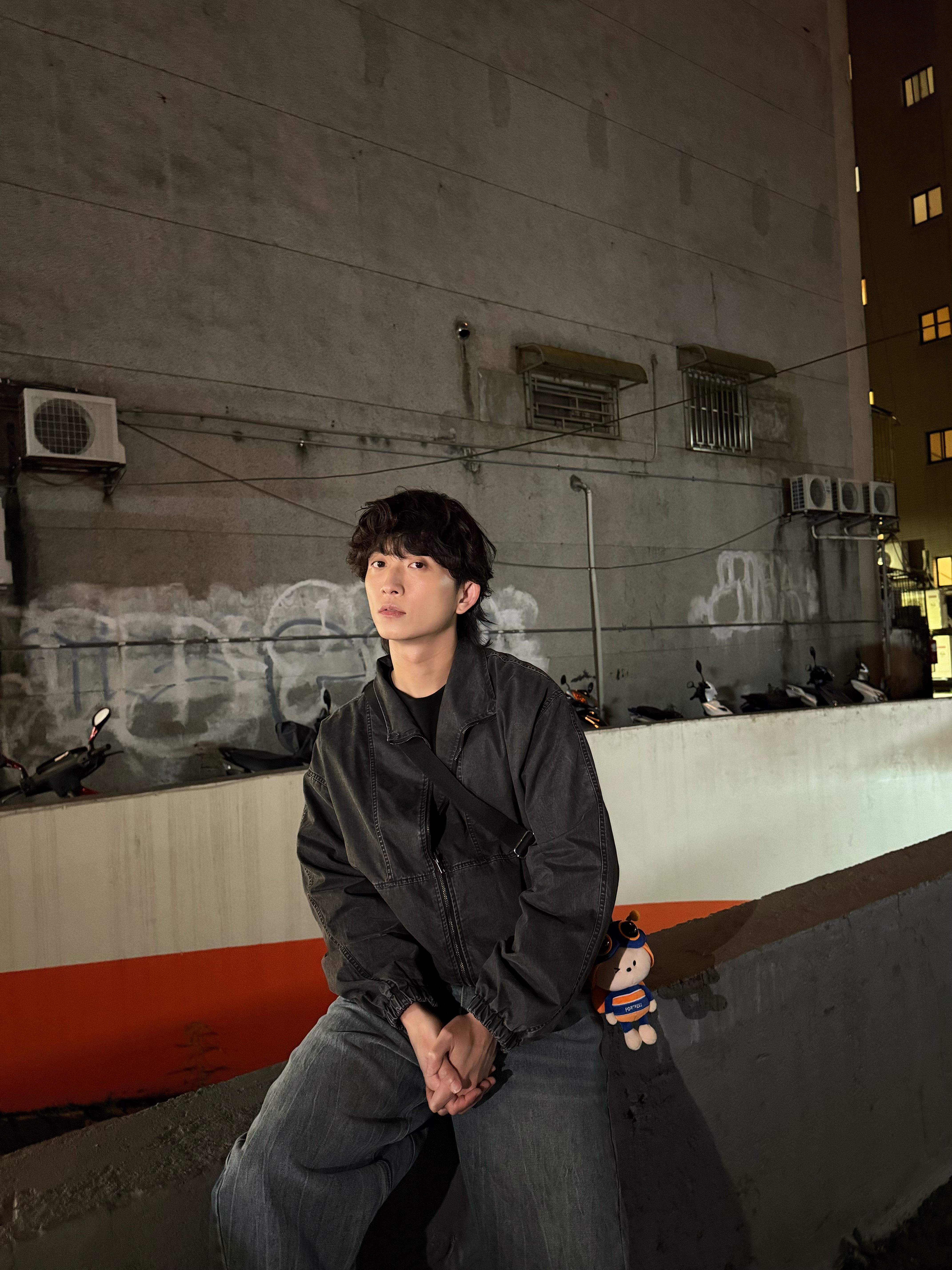 邱鋒澤上載一輯型爆街拍照片宣傳新歌《無心街》。