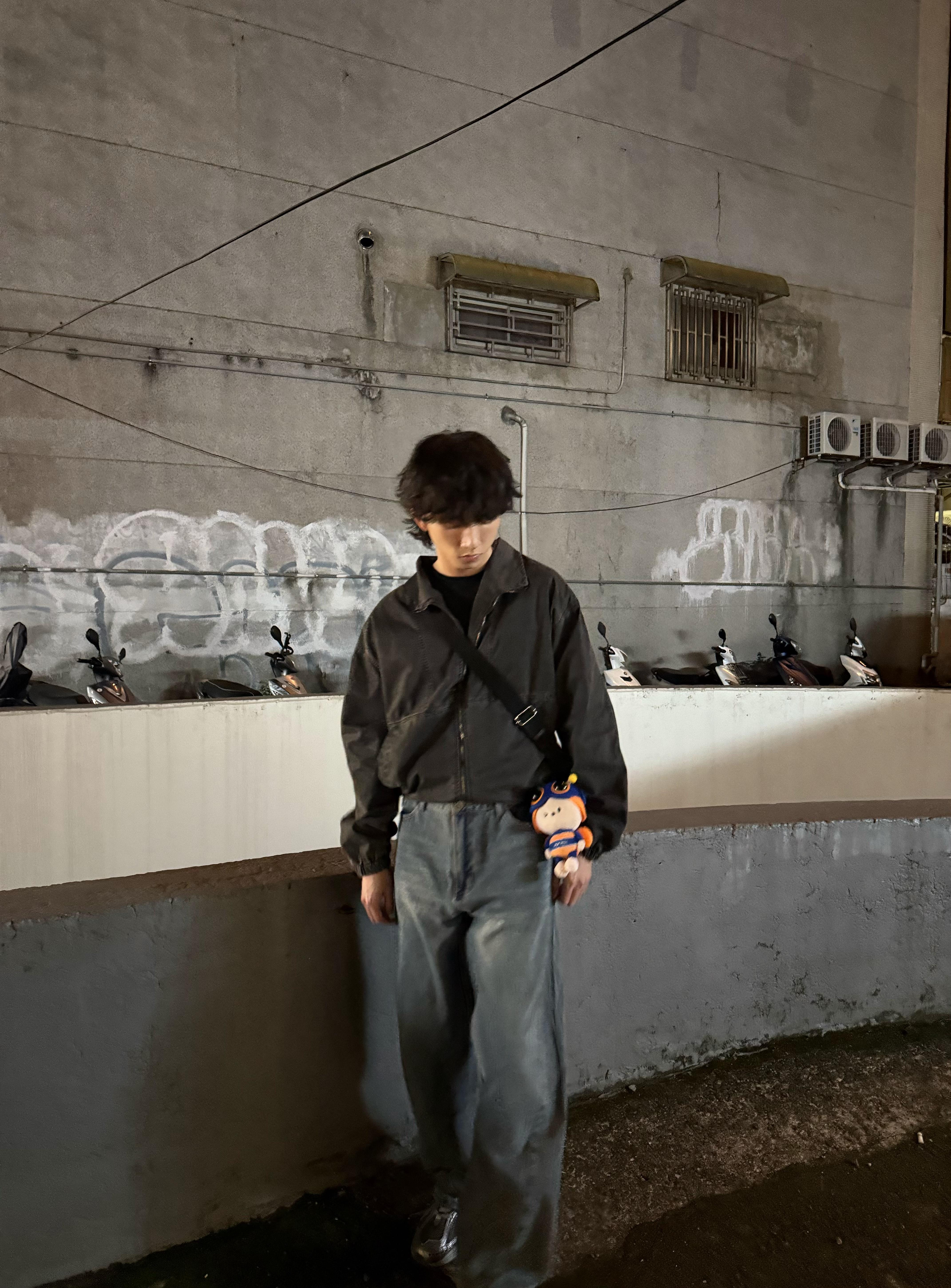 邱鋒澤上載一輯型爆街拍照片宣傳新歌《無心街》。