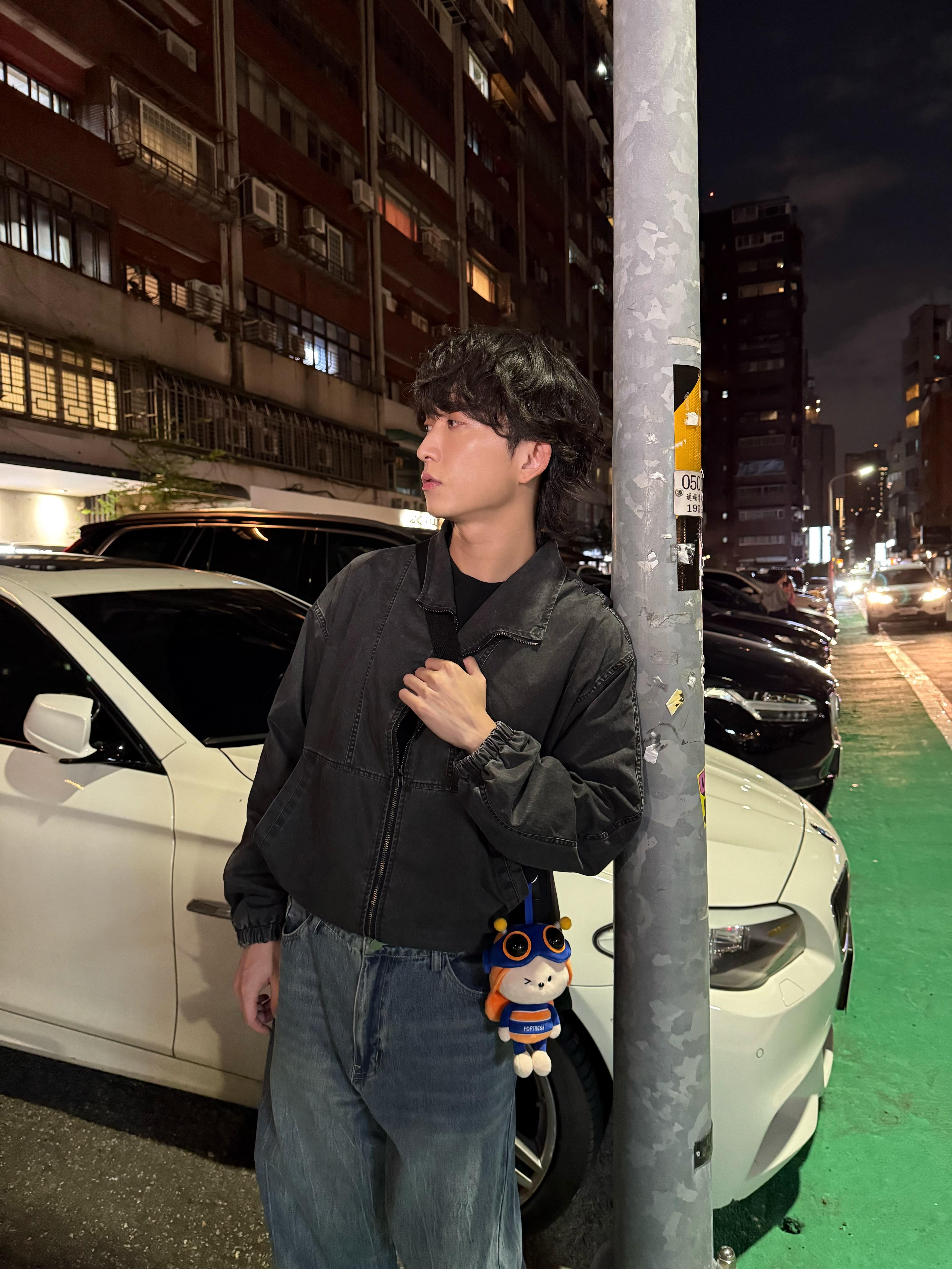 邱鋒澤掛上的「小蜜蜂」被起底起。