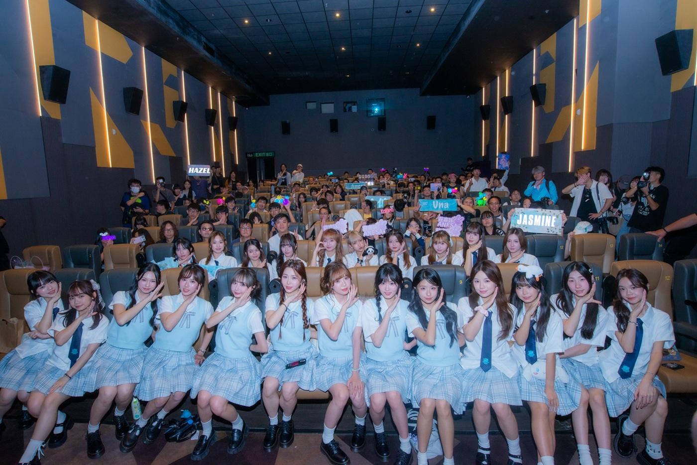 偶像女生IdG在開步禮上與歌迷合照。