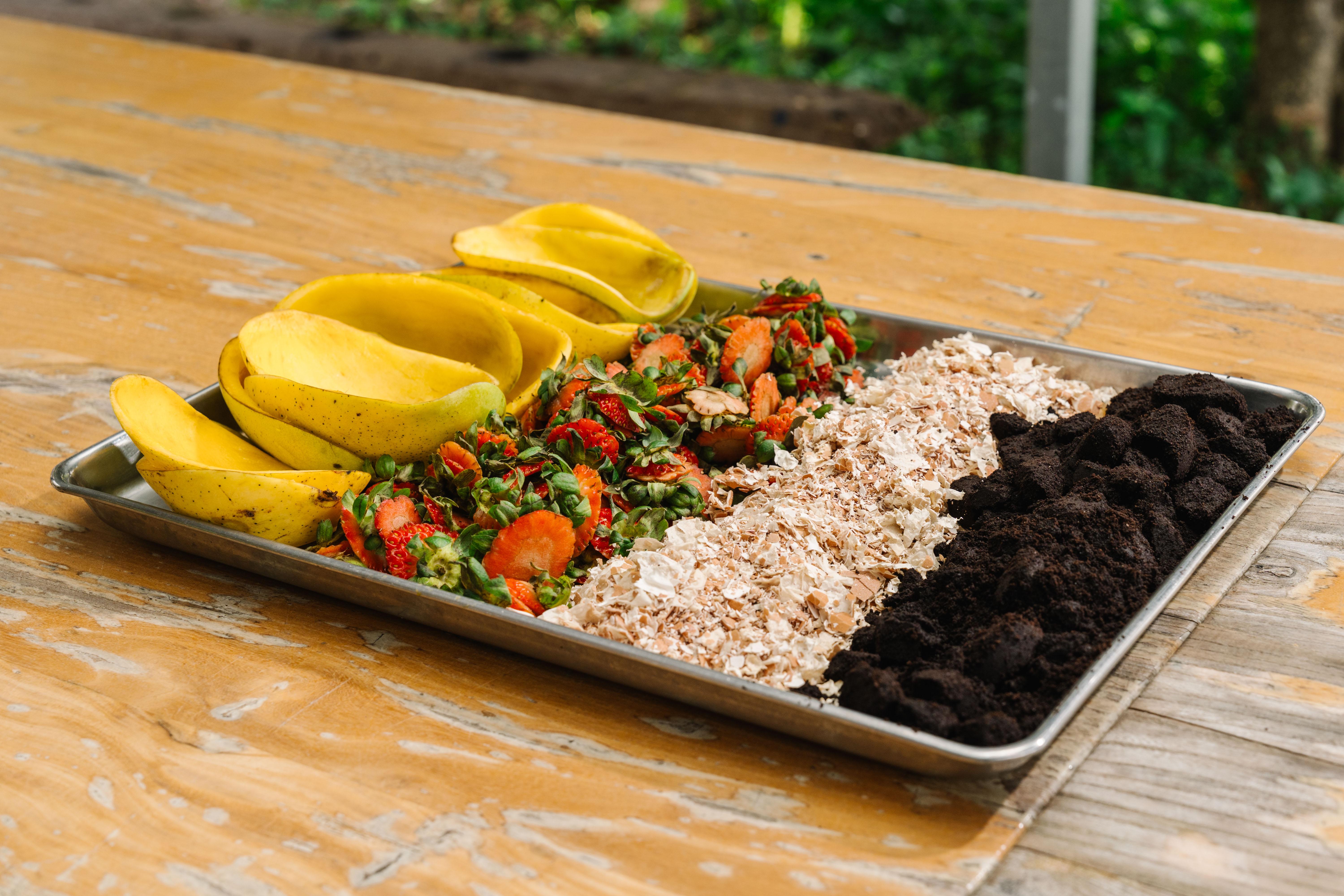 餐前廚餘有7CAFÉ咖啡渣、豆渣、士多啤梨蒂頭、芒果皮等。