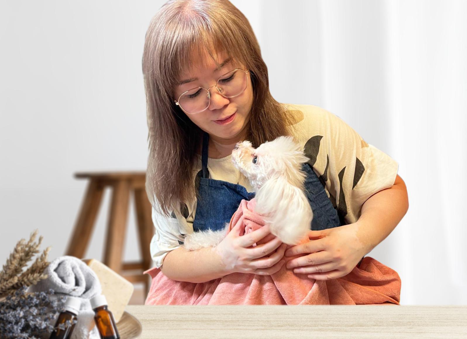 國際認可芳療師Yan Kwong親自指導的實踐型天然芳療毛孩護理工作坊,工作坊上會深度講解天然芳療毛孩護理,分享包括處理緊張焦慮、腸胃不適、皮毛敏感等實用技巧,並示範安全有效的精油使用方法