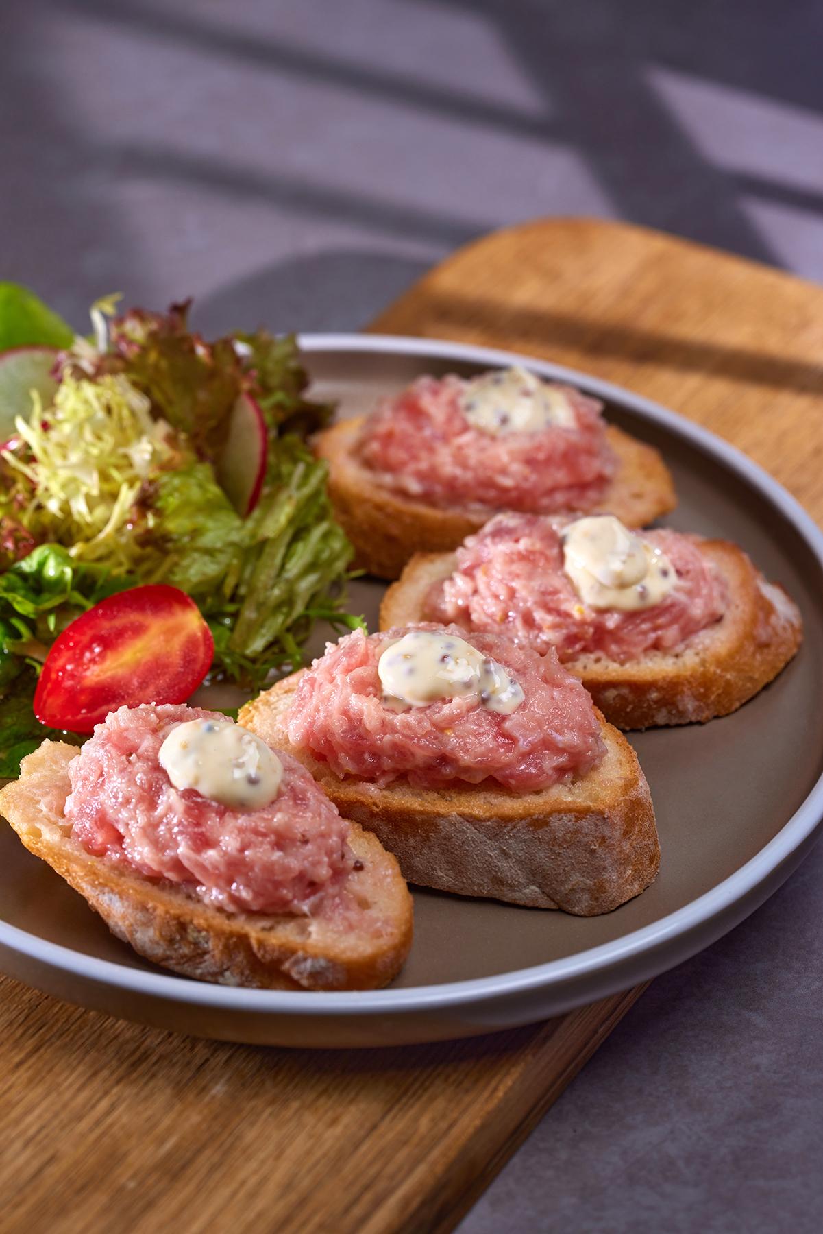 香蔥碎吞拿魚腩蓉芥籽醬吐司($128)吞拿魚腩蓉混合煉製的吞拿魚油提升魚香,佐以;抹上辛香芥籽醬。