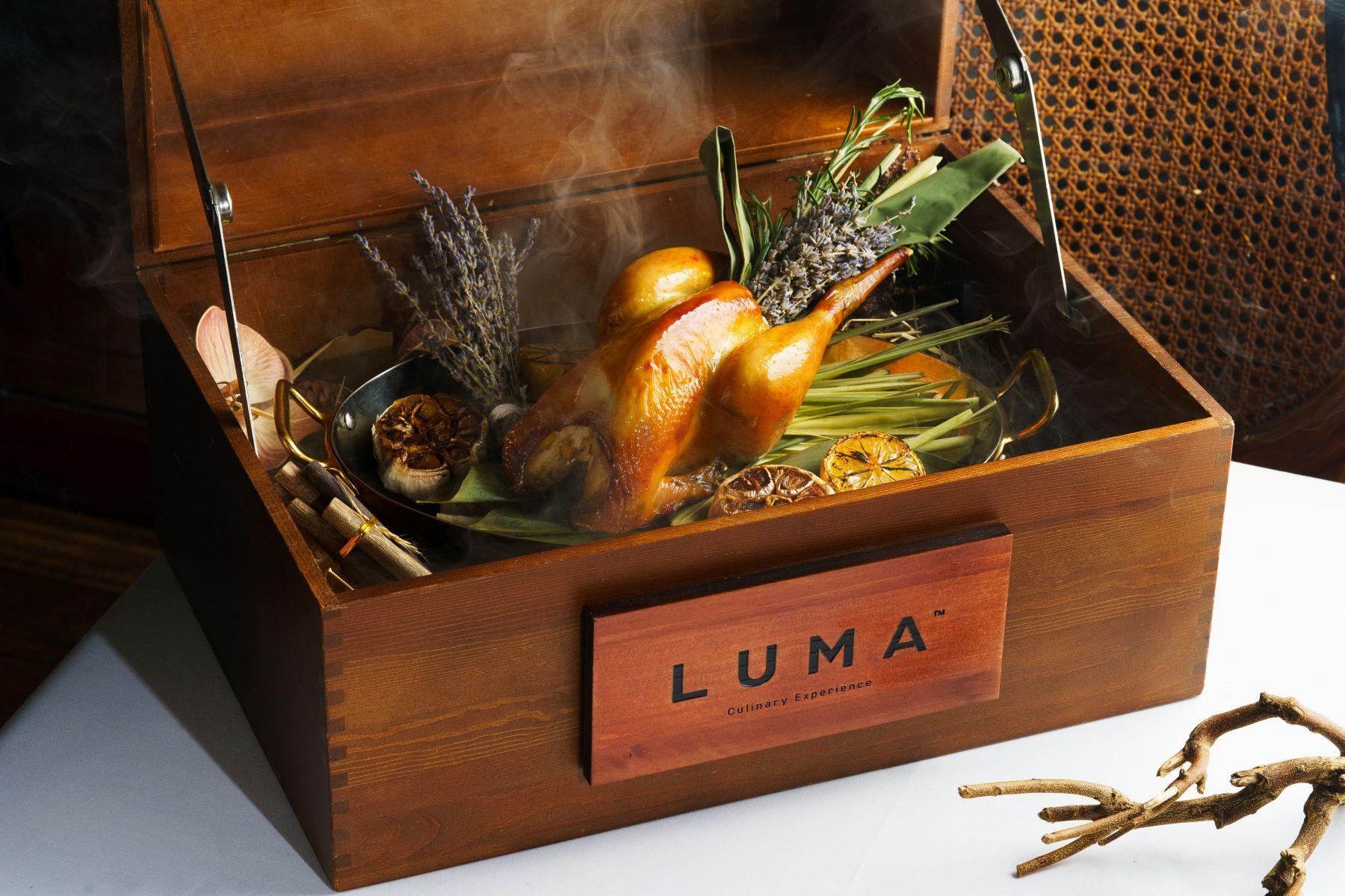 Cafe BAU招牌菜鴻運農場平原雞($728)皮脆肉嫩,富雞味。二澳米質感似印度米,有彈性咬口感。