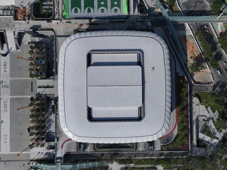 全運會|深圳市體育中心體育館擁有世界首創、國內唯一的「開合屋蓋兼顧移動斗屏」系統。(圖片來源:視覺中國)