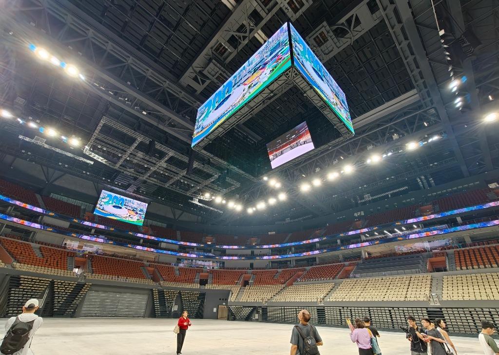 體育館的超大斗屏可以因應情況移動切換為雙面橫屏或四面斗屏。(網上圖片)