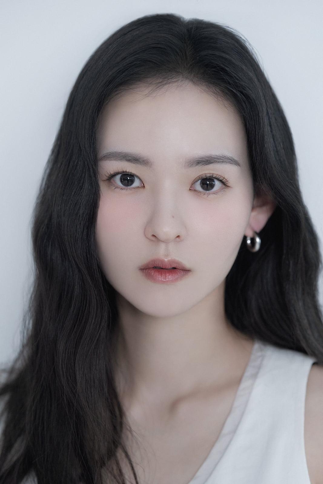 金允慧童年時曾以藝名Woo Ri活動。