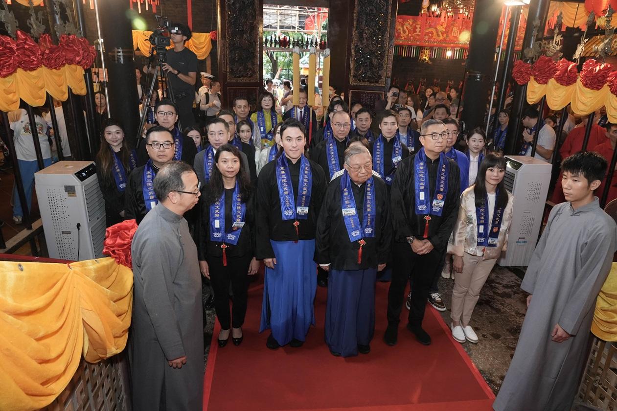 東華三院董事局成員於10月12日,在上環文武廟舉行秋祭後合照(圖片來源:東華三院)