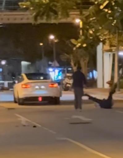 車輛加速,軍裝警員疑被車輕撞倒地,車輛逃去。(FB/車cam L(香港群組))