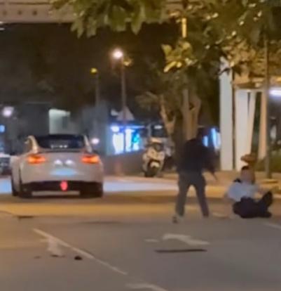 車輛加速,軍裝警員疑被車輕撞倒地,車輛逃去。(FB/車cam L(香港群組))