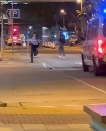 車輛加速,軍裝警員疑被車輕撞倒地,車輛逃去。(FB/車cam L(香港群組))