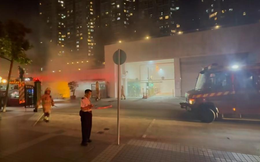 消防接報趕至,以電動車滅火氈覆蓋車身,並動用兩喉兩煙帽隊在旁戒備。(FB/BYD香港車主群)